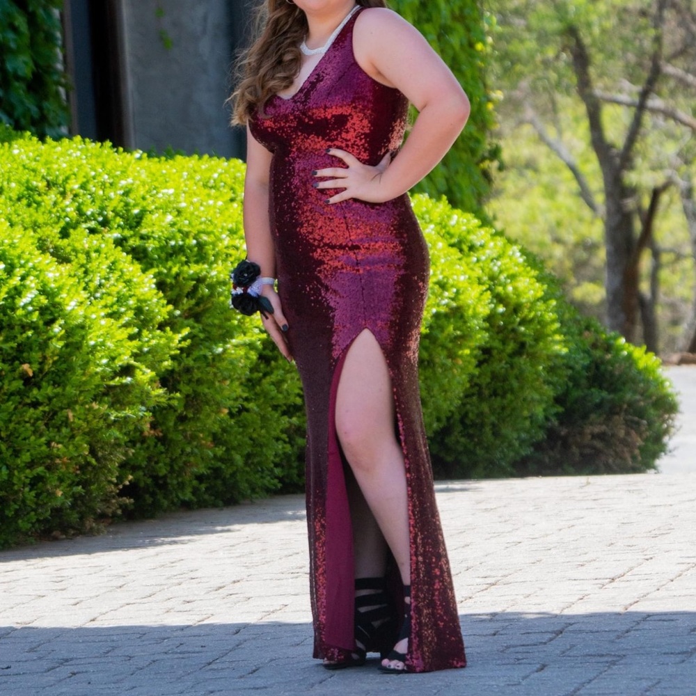 Prom/ Bridesmaids Dress Burgundy Size Large Only worn 1x